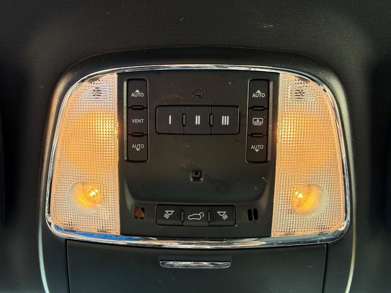 Jeep Grand Cherokee Vehicle Full-screen Gallery Image 30