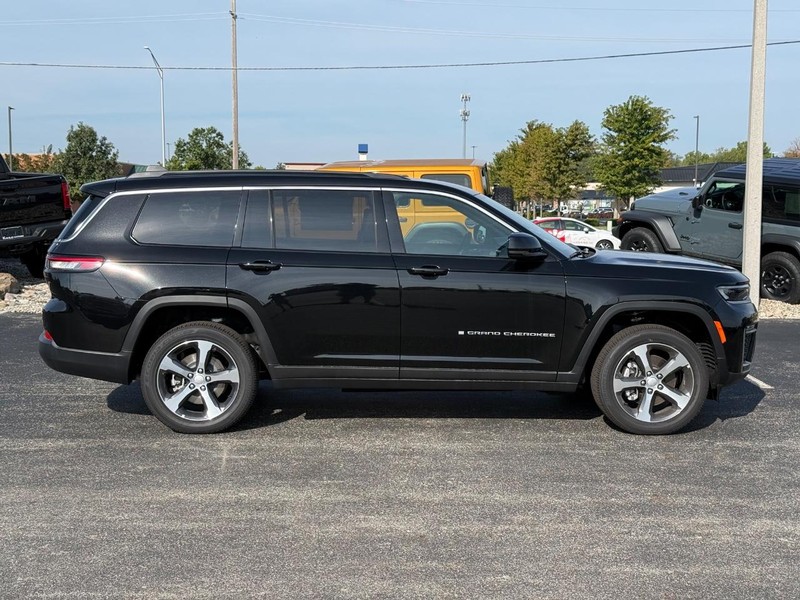 Jeep Grand Cherokee L Vehicle Full-screen Gallery Image 2