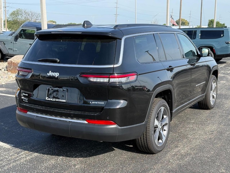 Jeep Grand Cherokee L Vehicle Full-screen Gallery Image 3