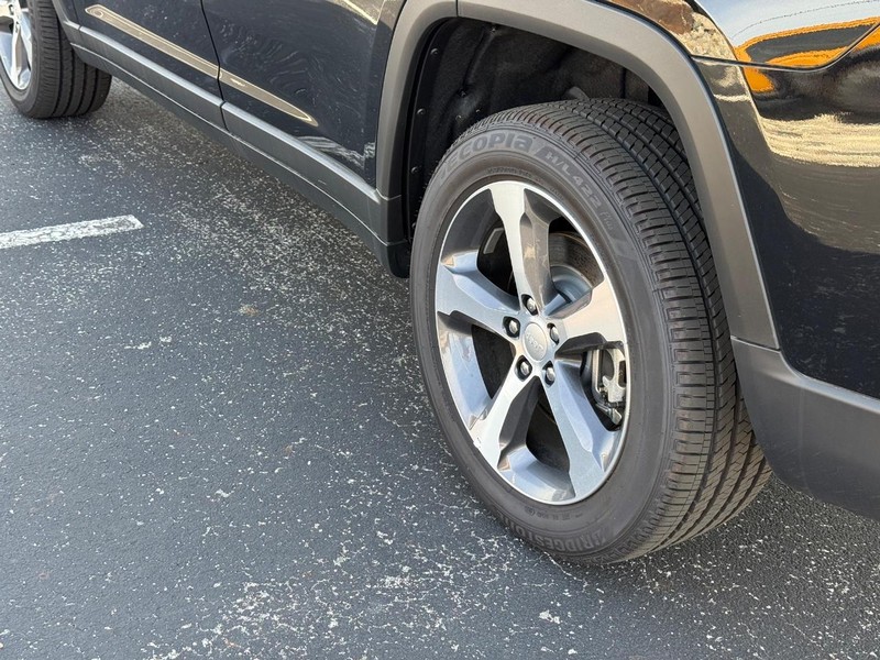 Jeep Grand Cherokee L Vehicle Full-screen Gallery Image 6