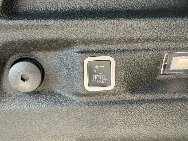 Jeep Grand Cherokee L Vehicle Full-screen Gallery Image 8