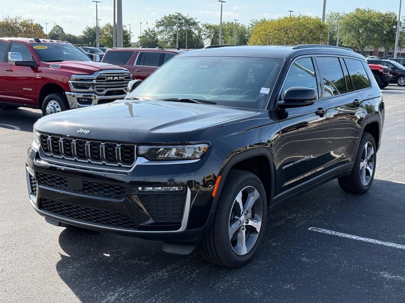 Jeep Grand Cherokee L Vehicle Full-screen Gallery Image 9