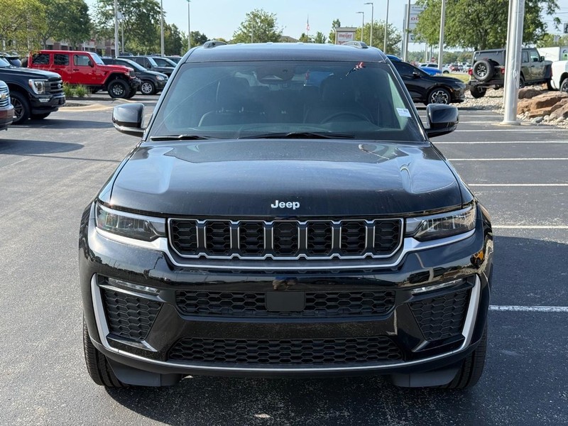 Jeep Grand Cherokee L Vehicle Full-screen Gallery Image 10