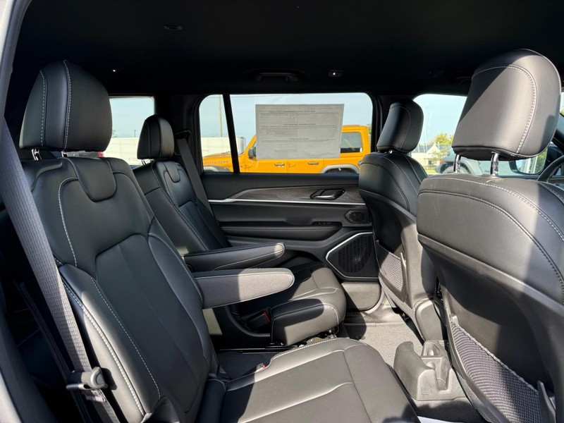 Jeep Grand Cherokee L Vehicle Full-screen Gallery Image 11