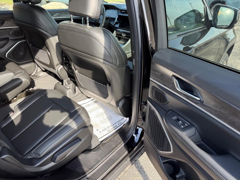Jeep Grand Cherokee L Vehicle Full-screen Gallery Image 12