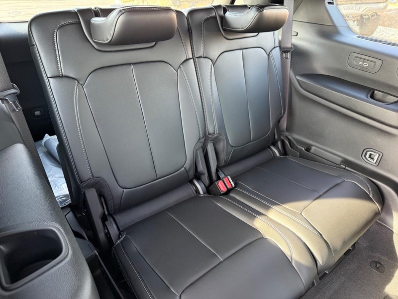 Jeep Grand Cherokee L Vehicle Full-screen Gallery Image 13