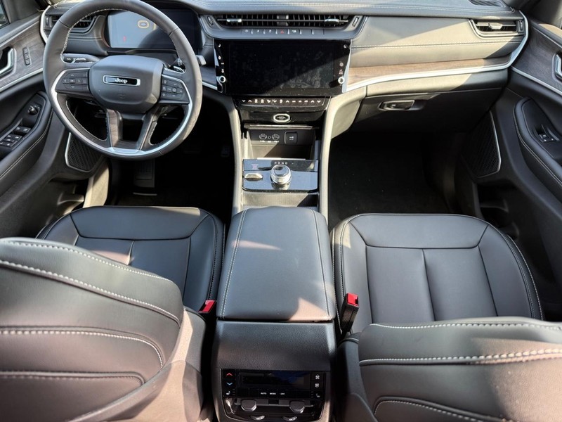 Jeep Grand Cherokee L Vehicle Full-screen Gallery Image 14