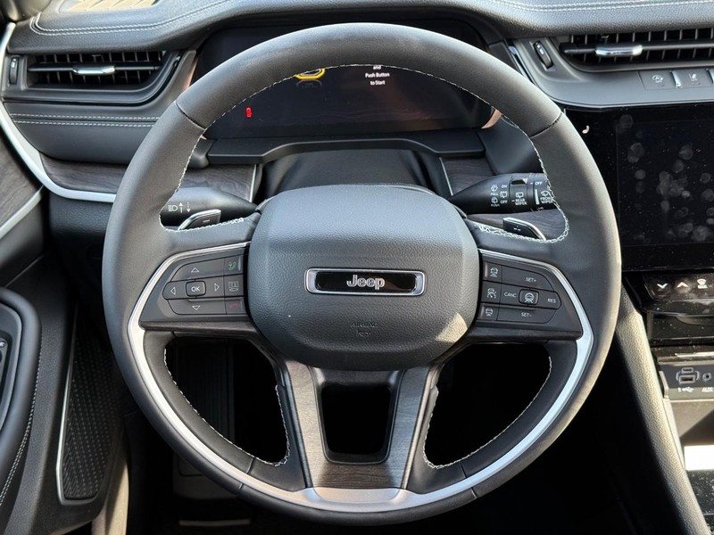 Jeep Grand Cherokee L Vehicle Full-screen Gallery Image 15