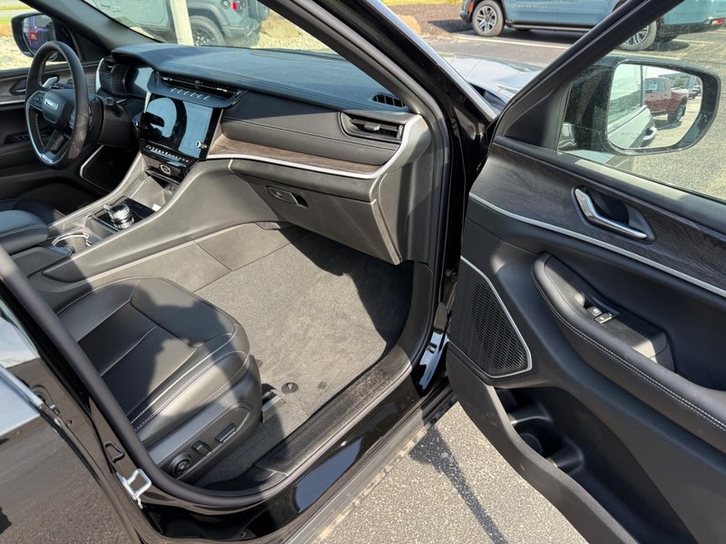 Jeep Grand Cherokee L Vehicle Full-screen Gallery Image 16