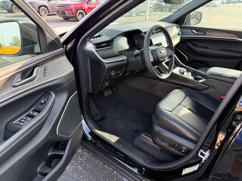 Jeep Grand Cherokee L Vehicle Full-screen Gallery Image 18