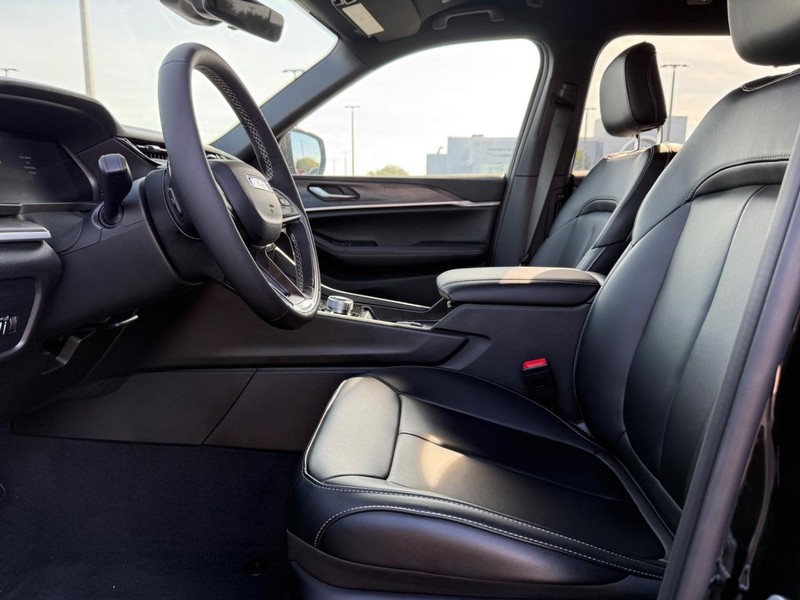 Jeep Grand Cherokee L Vehicle Full-screen Gallery Image 19