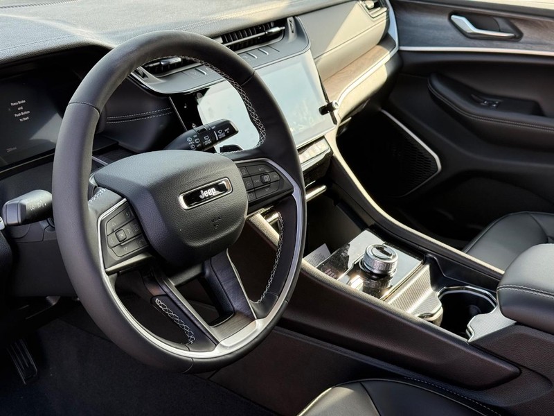 Jeep Grand Cherokee L Vehicle Full-screen Gallery Image 20