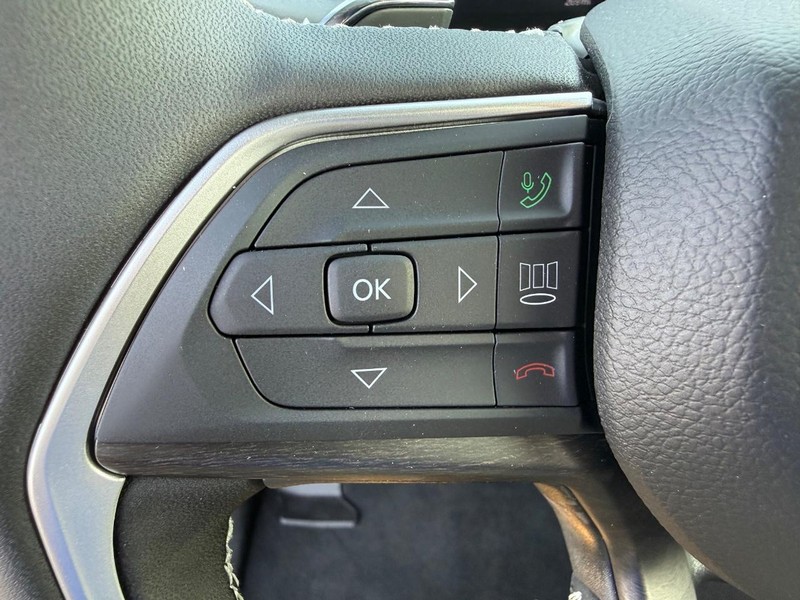 Jeep Grand Cherokee L Vehicle Full-screen Gallery Image 21