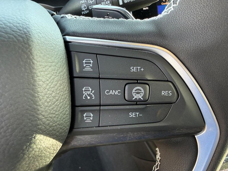 Jeep Grand Cherokee L Vehicle Full-screen Gallery Image 22