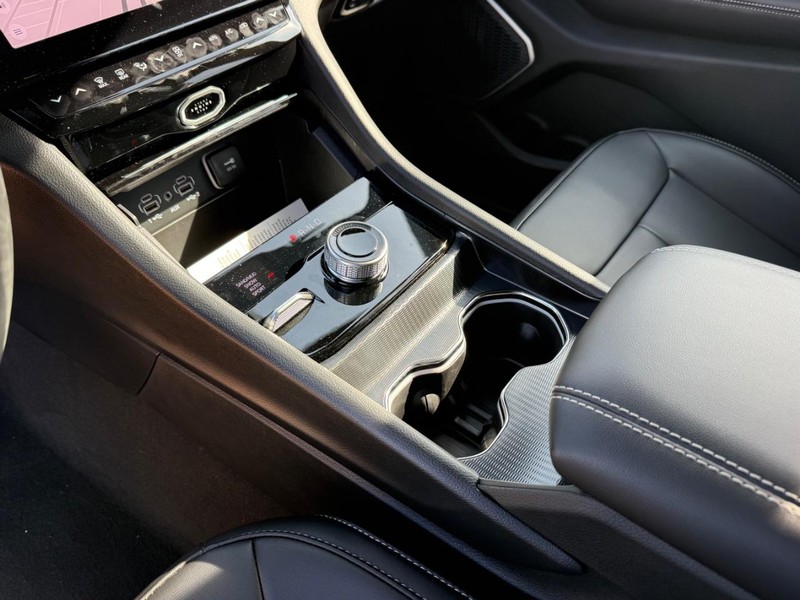 Jeep Grand Cherokee L Vehicle Full-screen Gallery Image 26
