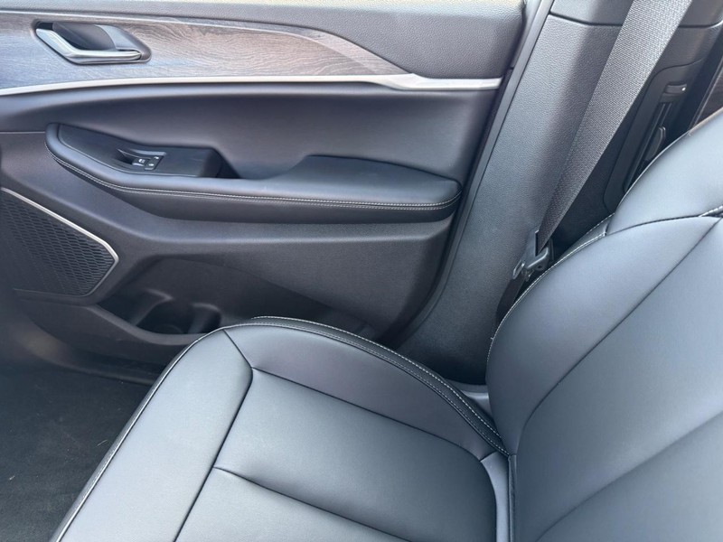 Jeep Grand Cherokee L Vehicle Full-screen Gallery Image 27