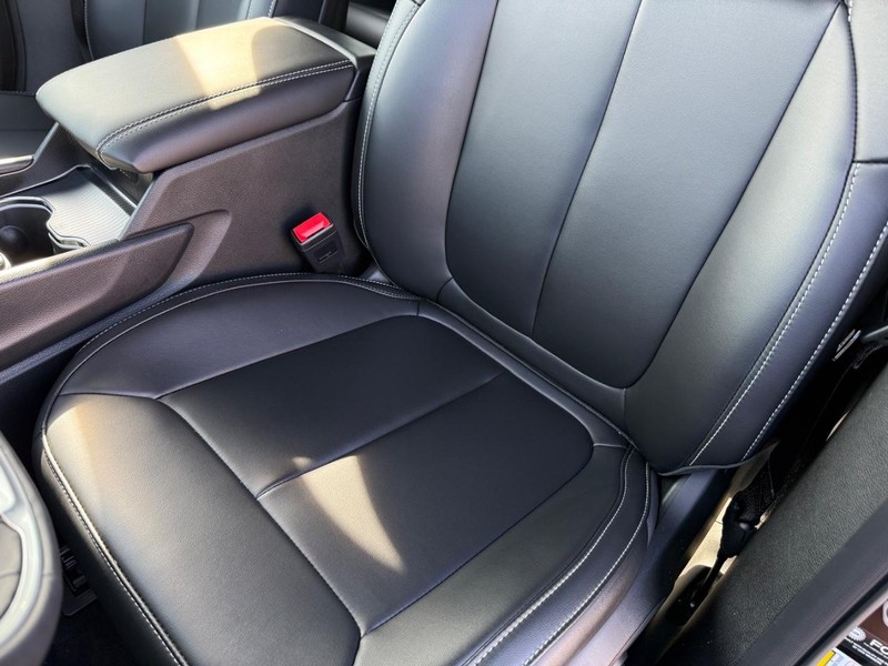 Jeep Grand Cherokee L Vehicle Full-screen Gallery Image 30