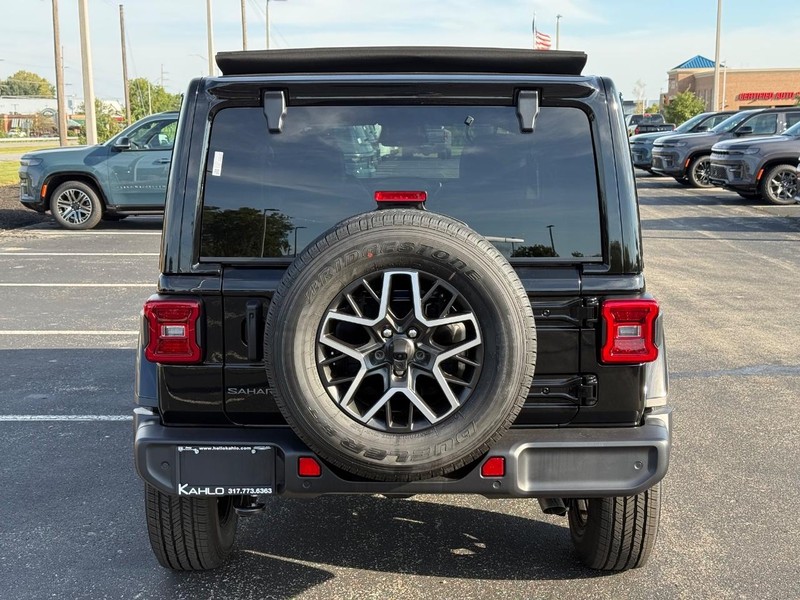 Jeep Wrangler Vehicle Full-screen Gallery Image 4