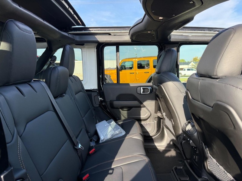 Jeep Wrangler Vehicle Full-screen Gallery Image 10