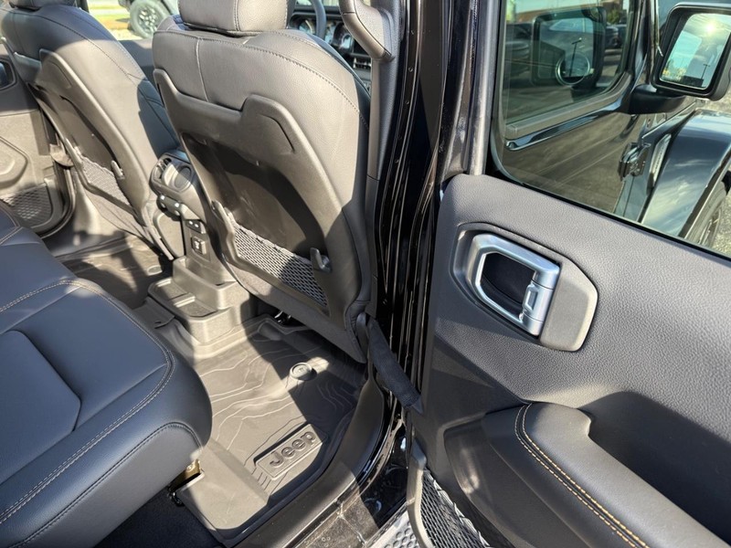 Jeep Wrangler Vehicle Full-screen Gallery Image 11