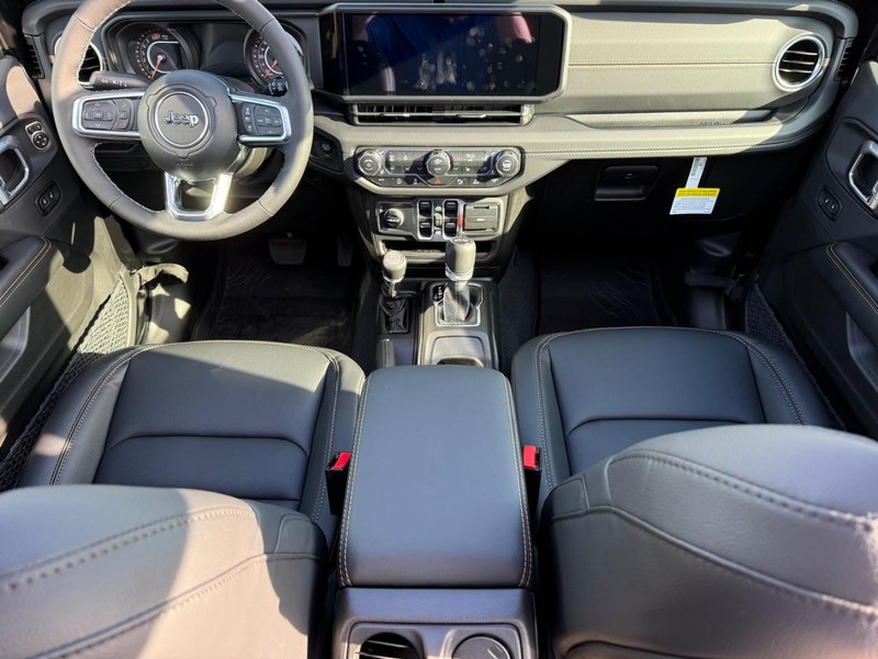 Jeep Wrangler Vehicle Full-screen Gallery Image 13