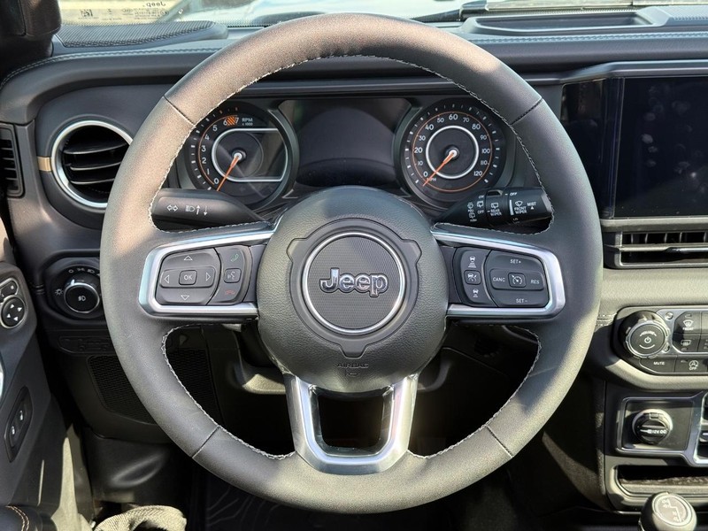 Jeep Wrangler Vehicle Full-screen Gallery Image 14