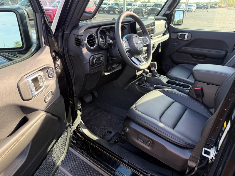 Jeep Wrangler Vehicle Full-screen Gallery Image 17