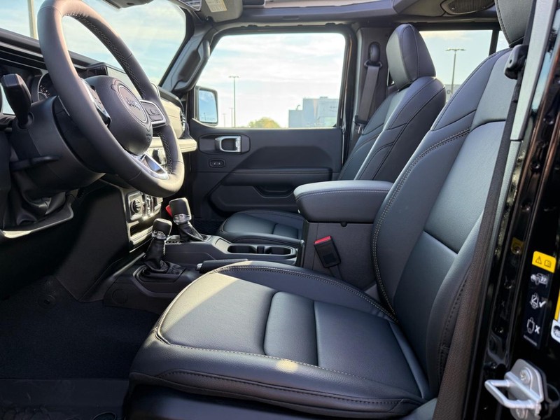 Jeep Wrangler Vehicle Full-screen Gallery Image 18