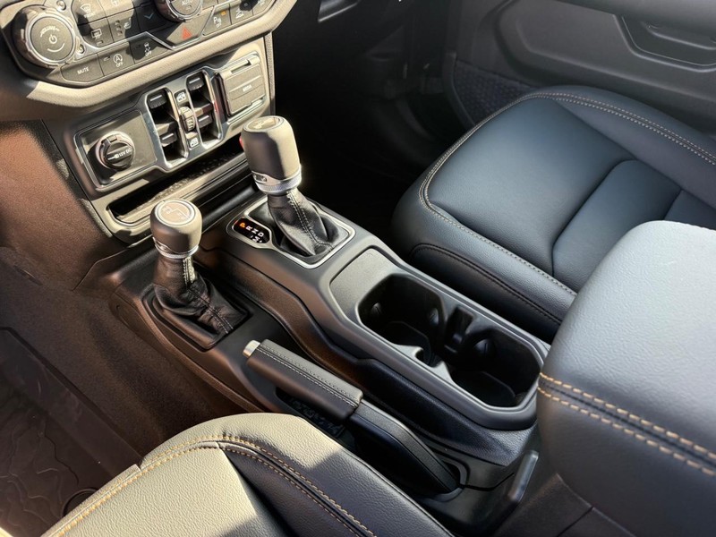 Jeep Wrangler Vehicle Full-screen Gallery Image 26