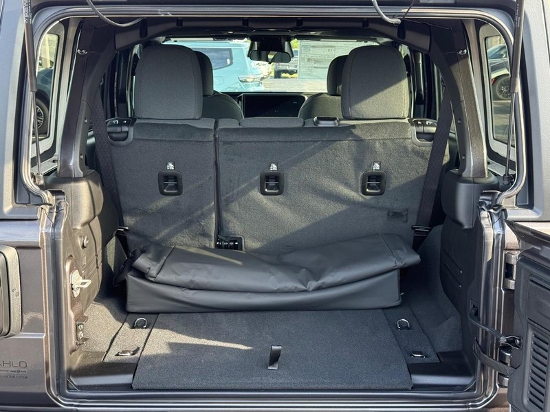Jeep Wrangler Vehicle Full-screen Gallery Image 7