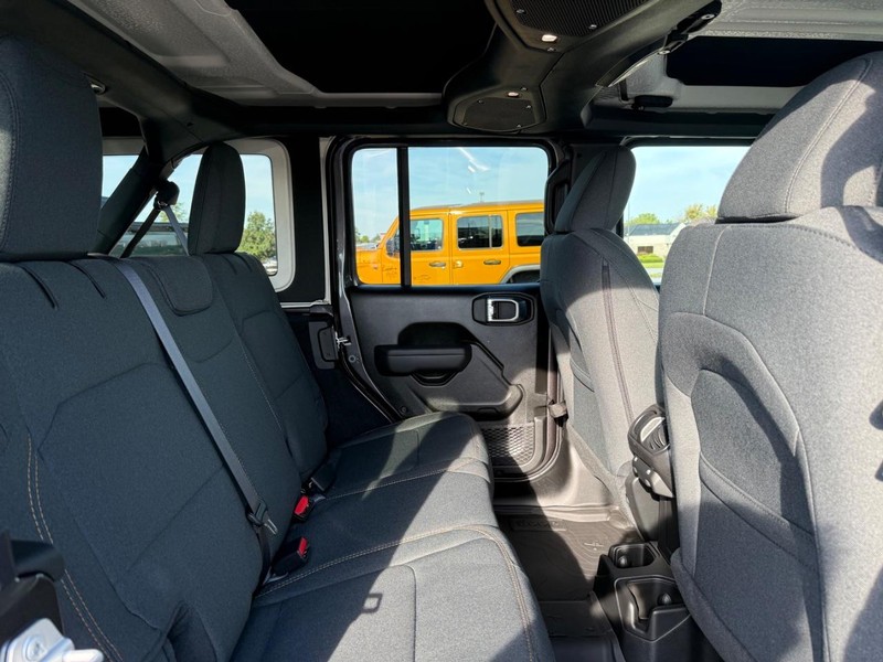 Jeep Wrangler Vehicle Full-screen Gallery Image 10