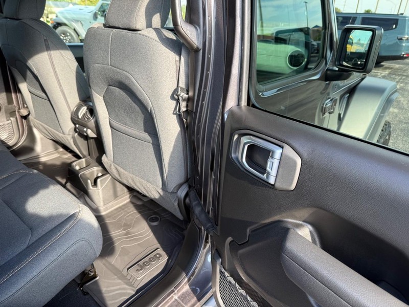 Jeep Wrangler Vehicle Full-screen Gallery Image 11