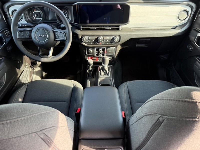 Jeep Wrangler Vehicle Full-screen Gallery Image 12