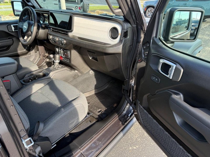 Jeep Wrangler Vehicle Full-screen Gallery Image 14