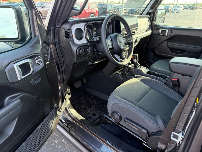 Jeep Wrangler Vehicle Full-screen Gallery Image 16