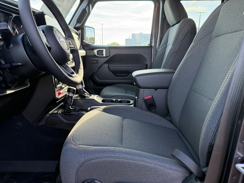 Jeep Wrangler Vehicle Full-screen Gallery Image 17