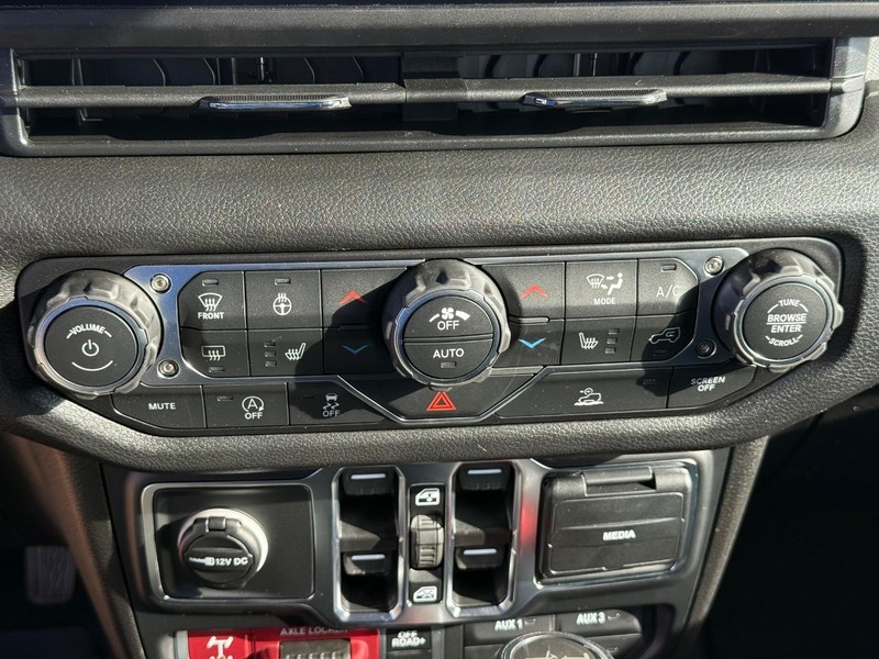 Jeep Wrangler Vehicle Full-screen Gallery Image 24