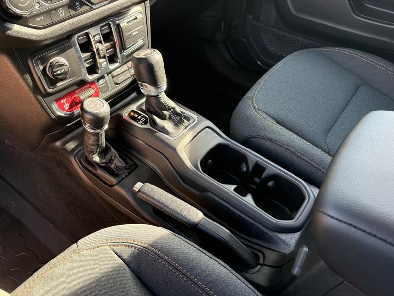 Jeep Wrangler Vehicle Full-screen Gallery Image 25