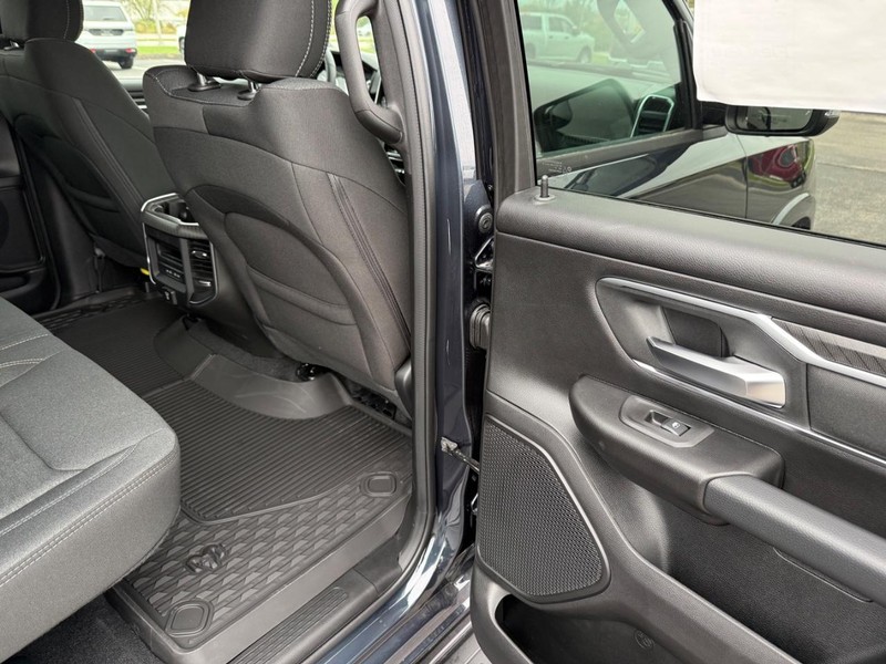 Ram 1500 Vehicle Full-screen Gallery Image 11