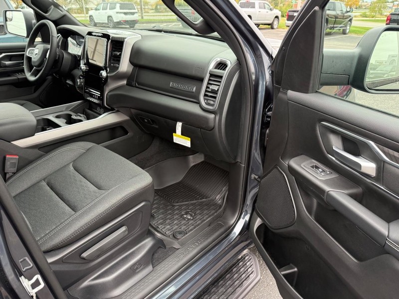 Ram 1500 Vehicle Full-screen Gallery Image 14