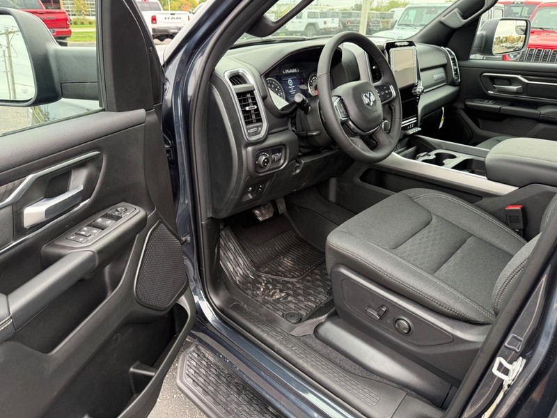 Ram 1500 Vehicle Full-screen Gallery Image 16