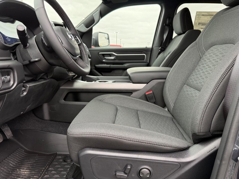 Ram 1500 Vehicle Full-screen Gallery Image 17