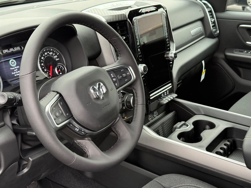 Ram 1500 Vehicle Full-screen Gallery Image 18