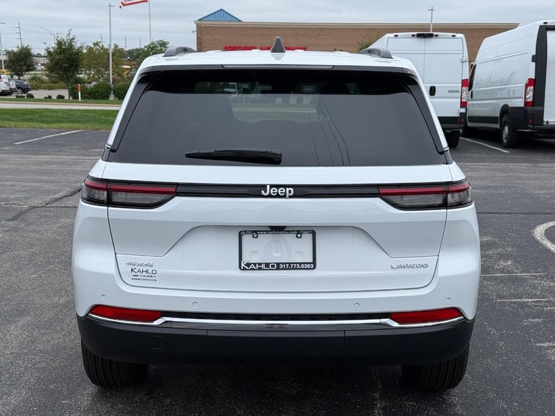 Jeep Grand Cherokee Vehicle Full-screen Gallery Image 4