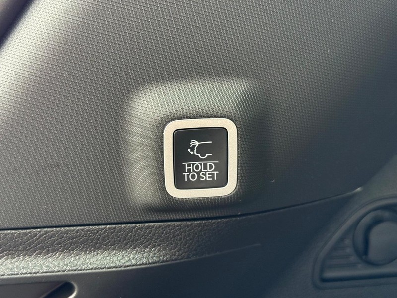 Jeep Grand Cherokee Vehicle Full-screen Gallery Image 8