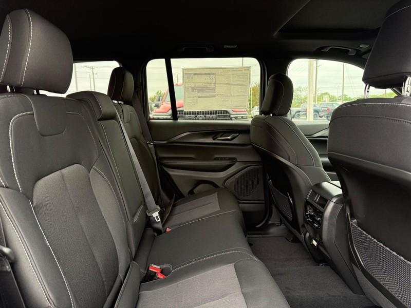 Jeep Grand Cherokee Vehicle Full-screen Gallery Image 12