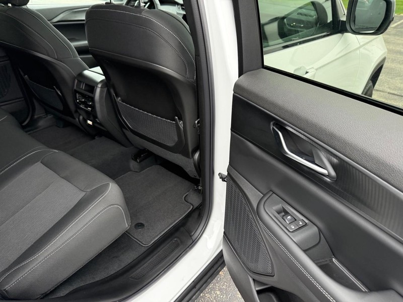 Jeep Grand Cherokee Vehicle Full-screen Gallery Image 13