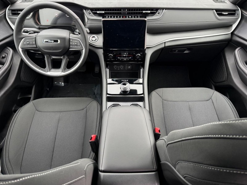 Jeep Grand Cherokee Vehicle Full-screen Gallery Image 15