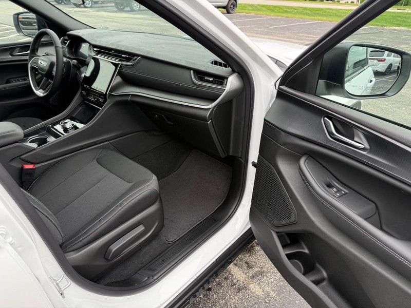 Jeep Grand Cherokee Vehicle Full-screen Gallery Image 17