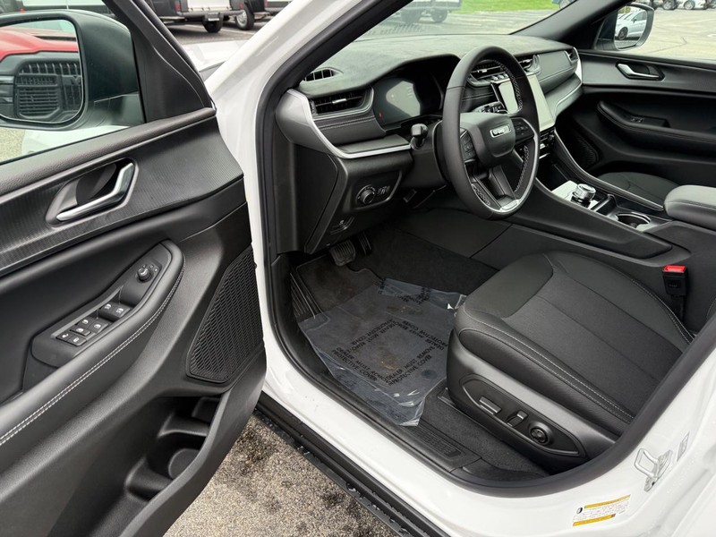 Jeep Grand Cherokee Vehicle Full-screen Gallery Image 19